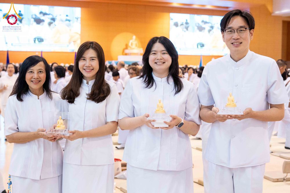 ภาพ No.338122:วันอาทิตย์ต้นเดือน 5 กรกฎาคม พ.ศ.2569 สัมมนาพิเศษ พิธีมอบพระของขวัญ ณ ห้องแก้วสารพัด1 วัดพระธรรมกาย