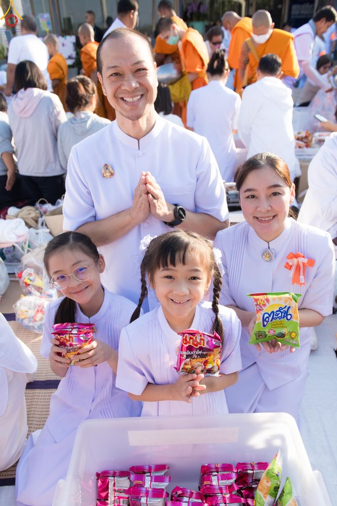 ภาพ No.282716:วันเสาร์ที่ 20 ธันวาคม พ.ศ.2568 พิธีตักบาตรพระ 10,000 รูป (ชุด 2) เนื่องในโอกาส 194 ปี จังหวัดกาญจนบุรี และอุทิศส่วนกุศลให้แด่บรรพชนทั้งหลาย บริเวณถนนสองแคว (Skywalk) เมืองกาญจนบุรี