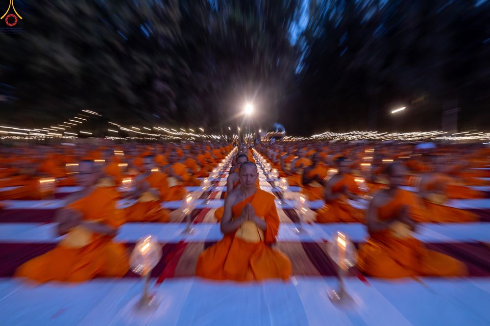 ภาพ No.290174:วันที่ 6 มกราคม พ.ศ. 2569 พิธีจุดประทีปถวายเป็นพุทธบูชา และบูชาธรรมมหาปูชนียาจารย์ (ภาพชุดที่ 2) ณ อนุสรณ์สถานมหาวิหารพระมงคลเทพมุนี (โลตัสแลนด์) อ.สองพี่น้อง จ.สุพรรณบุรี ในโครงการธรรมยาตรา กตัญญูบูชา มหาปูชนียาจารย์ พระมงคลเทพมุนี(สด จนฺทสโร) พระผู้ปรา