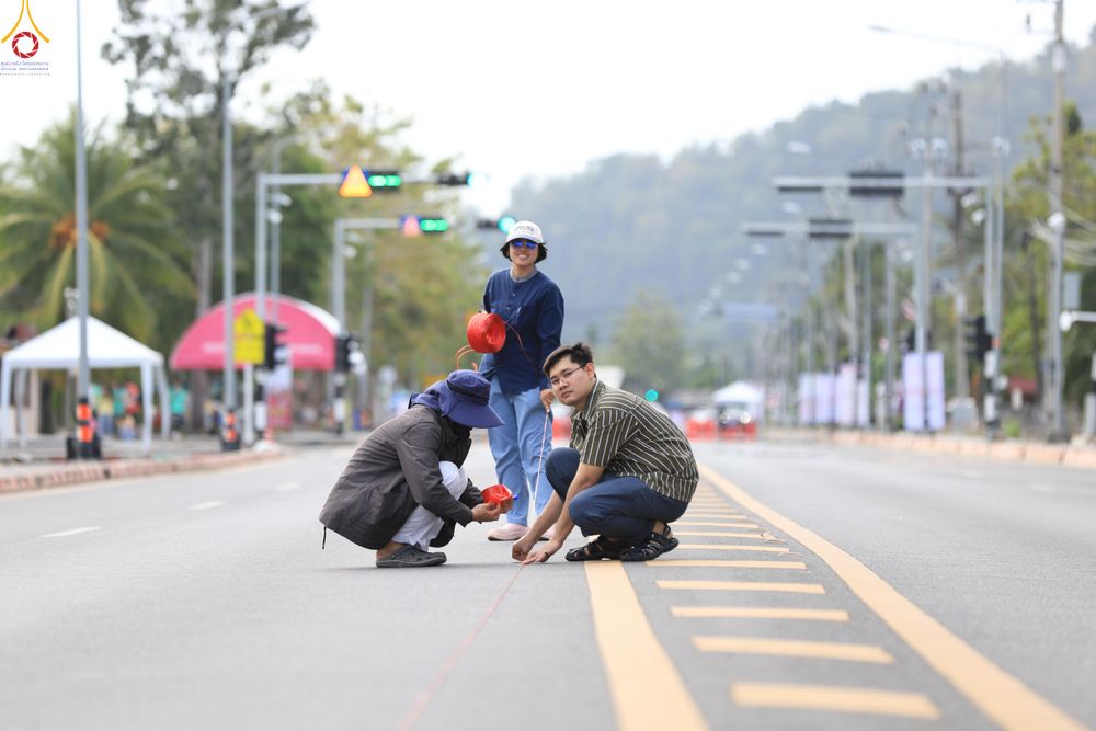 ภาพ No.280873:วันที่ 27 ธันวาคม พ.ศ.2568 คณะสงฆ์และเจ้าหน้าที่ทุกสังกัด ช่วยกันเตรียมงานตักบาตรพระ 1,000 รูป จ.สตูล