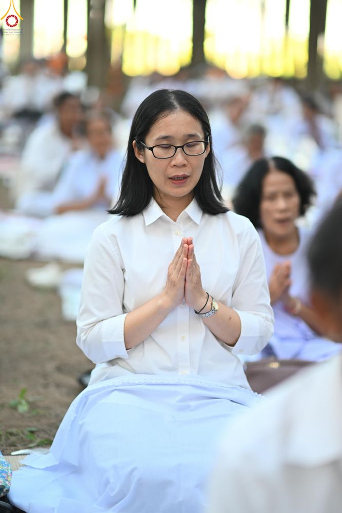 ภาพ No.289117:วันที่ 6 มกราคม พ.ศ. 2569 พิธีจุดประทีปถวายเป็นพุทธบูชา และบูชาธรรมมหาปูชนียาจารย์ ณ อนุสรณ์สถานมหาวิหารพระมงคลเทพมุนี (โลตัสแลนด์) อ.สองพี่น้อง จ.สุพรรณบุรี ในโครงการธรรมยาตรา กตัญญูบูชา มหาปูชนียาจารย์ พระมงคลเทพมุนี(สด จนฺทสโร) พระผู้ปราบมาร อนุสรณ์สถ