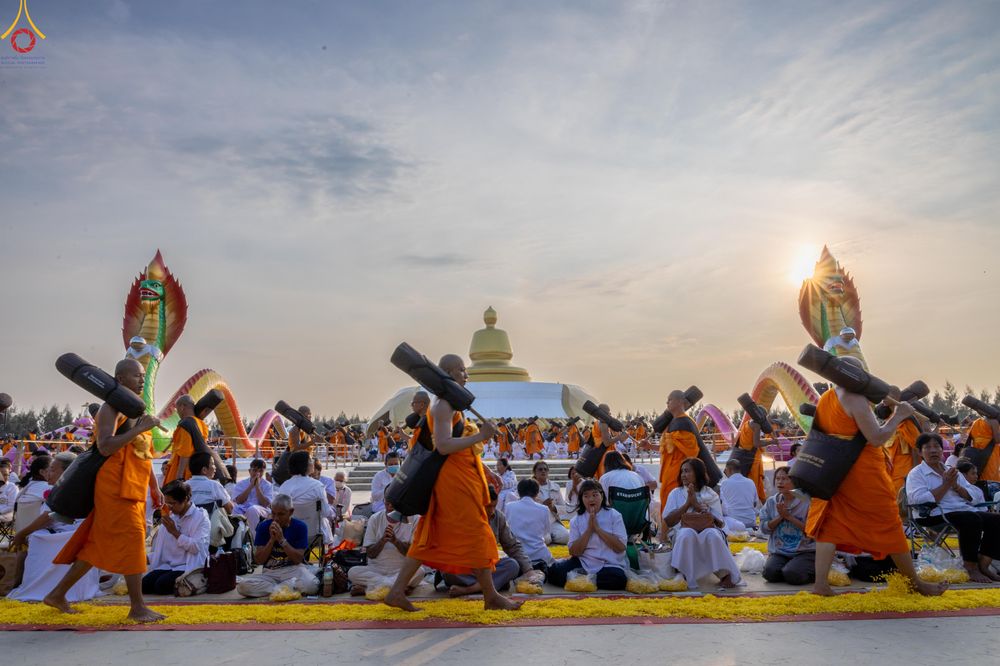 ภาพ No.299554:วันที่ 18 มกราคม พ.ศ. 2569 พิธีต้อนรับพระธรรมยาตรา (ภาพชุดที่ 2) ณ อนุสรณ์สถานลำดับที่ 5  สถานที่เผยแผ่วิชชาธรรมกายครั้งแรก อนุสรณ์สถานบางปลา วัดบางปลา อำเภอบางเลน จังหวัดนครปฐม ในโครงการธรรมยาตรา กตัญญูบูชา มหาปูชนียาจารย์ พระมงคลเทพมุนี(สด จนฺทสโร) พระ