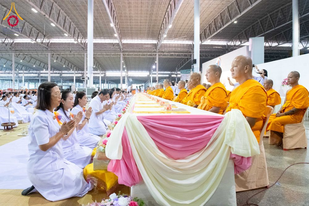 ภาพ No.287212:วันที่ 3 มกราคม พ.ศ.2569 พิธีถวายภัตตาหารเป็นสังฆทาน แด่พระธรรมยาตรา ณ วัดพระธรรมกาย  จังหวัดปทุมธานี ในโครงการธรรมยาตรา กตัญญูบูชา มหาปูชนียาจารย์ พระมงคลเทพมุนี(สด จนฺทสโร) พระผู้ปราบมาร อนุสรณ์สถาน 7 แห่ง ปีที่ 14