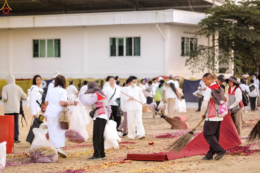 ภาพ No.301561:ภาพเบื้องหลังอาสาสมัครรวมใจ ชุดที่ 4 ในโครงการธรรมยาตรา กตัญญูบูชา มหาปูชนียาจารย์ พระมงคลเทพมุนี(สด จนฺทสโร) พระผู้ปราบมาร อนุสรณ์สถาน 7 แห่ง ปีที่ 14