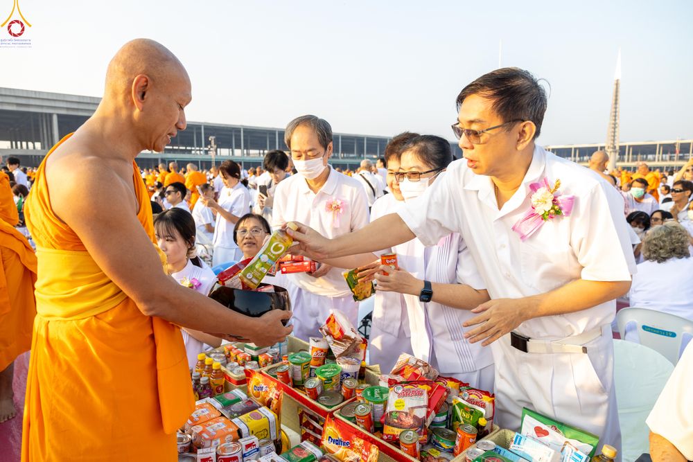 ภาพ No.279858:วันที่ 1 มกราคม พ.ศ.2569 พิธีตักบาตรในวันขึ้นปีใหม่ ณ ลานธรรม วัดพระธรรมกาย