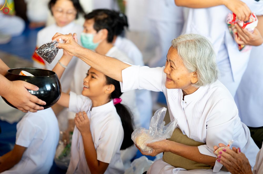 ภาพ No.318198:วันอาทิตย์ต้นเดือนที่ 5 เมษายน พ.ศ.2569 พิธีตักบาตร ณ บ้านแก้วเรือนทองคุณยายอาจารย์ฯ วัดพระธรรมกาย