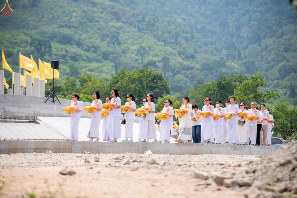 ภาพ No.320123:วันเสาร์ที่ 4 เมษายน 2569 พิธีตัดปอยผม ขอขมาผู้ปกครอง  มอบบาตร-ผ้าไตร และพิธีบรรพชาสามเณร 87 รูป  ณ ศูนย์ปฏิบัติธรรมระยอง(บ้านช่องลม)  ต.บางบุตร อ.บ้านค่าย จ.ระยอง