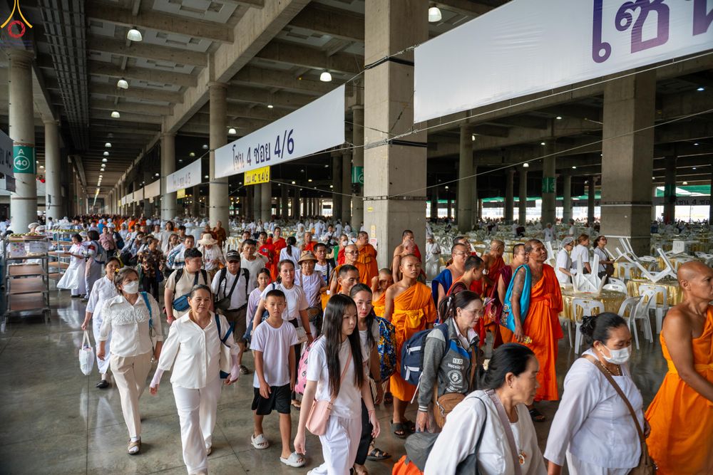 ภาพ No.323911:วันที่ 22 เมษายน พ.ศ.2569 (วันคุ้มครองโลก) งานถวายมหาสังฆทาน 40,000 กว่าวัดทั่วประเทศ บรรยากาศพระสังฆาธิการและสาธุชน  เดินทางเข้าวัดพระธรรมกาย และพักค้าง ตั้งแต่ ตอนเย็นวันที่ 21  ถึงเช้าวันที่ 22