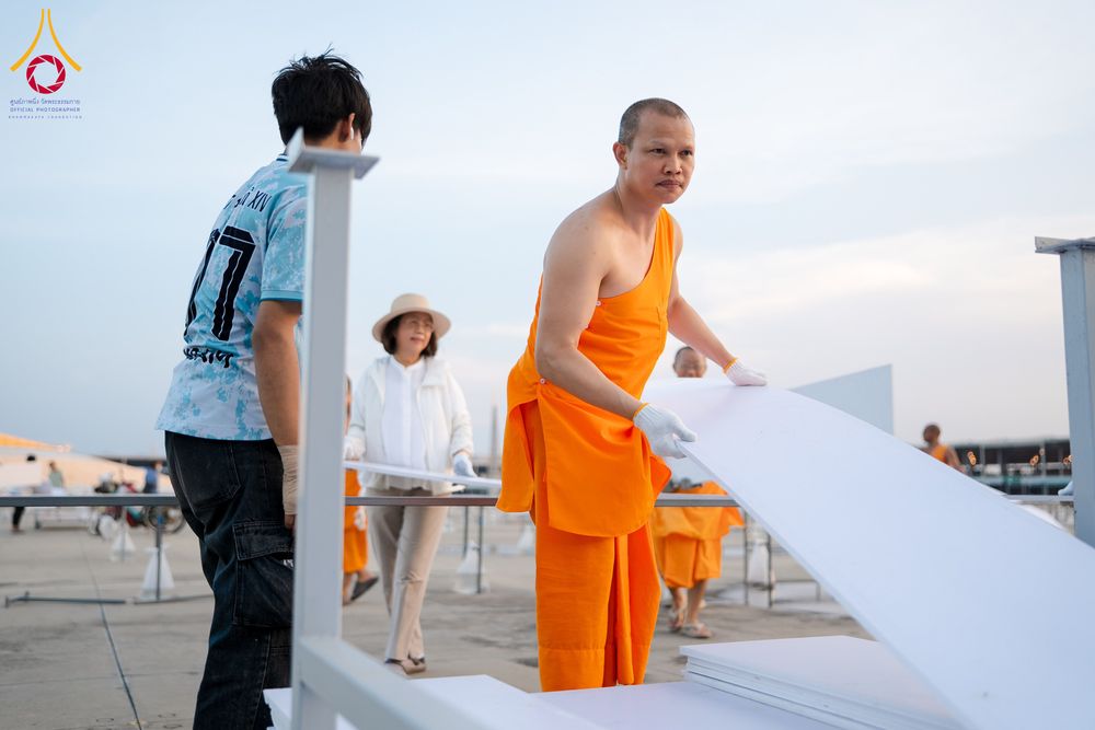 ภาพ No.326410:วันที่ 26 -27 เมษาบน พ.ศ.2569 การเก็บงานแผ่นหน้าโต๊ะที่ลานธรรม งานถวายมหาสังฆทาน 40,000 กว่าวัดทั่วประเทศ ณ ลานธรรม วัดพระธรรมกาย