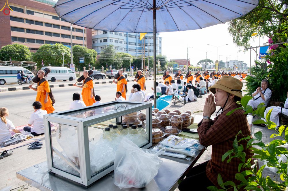 ภาพ No.287736:วันที่ 3 มกราคม พ.ศ. 2569 พิธีต้อนรับพระธรรมยาตรา ครั้งที่ 2 (ภาพชุดที่ 2) ในโครงการธรรมยาตรา กตัญญูบูชา มหาปูชนียาจารย์ พระมงคลเทพมุนี(สด จนฺทสโร) พระผู้ปราบมาร อนุสรณ์สถาน 7 แห่ง ปีที่ 14 ณ อนุสรณ์สถานมหาวิหารพระมงคลเทพมุนี (โลตัสแลนด์) อ.สองพี่น้อง จ.