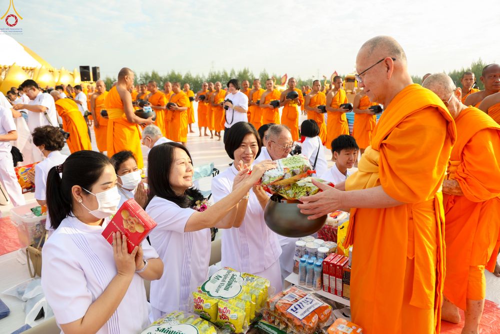 ภาพ No.302666:วันที่ 24 มกราคม พ.ศ. 2569 พิธีตักบาตรพระธรรมยาตรา(ภาพชุดที่ 2) ณ อนุสรณ์สถานลำดับที่ 5 สถานที่เผยแผ่วิชชาธรรมกายครั้งแรก อนุสรณ์สถานบางปลา วัดบางปลา อำเภอบางเลน จังหวัดนครปฐม ในโครงการธรรมยาตรา กตัญญูบูชา มหาปูชนียาจารย์ พระมงคลเทพมุนี(สด จนฺทสโร) พระผู