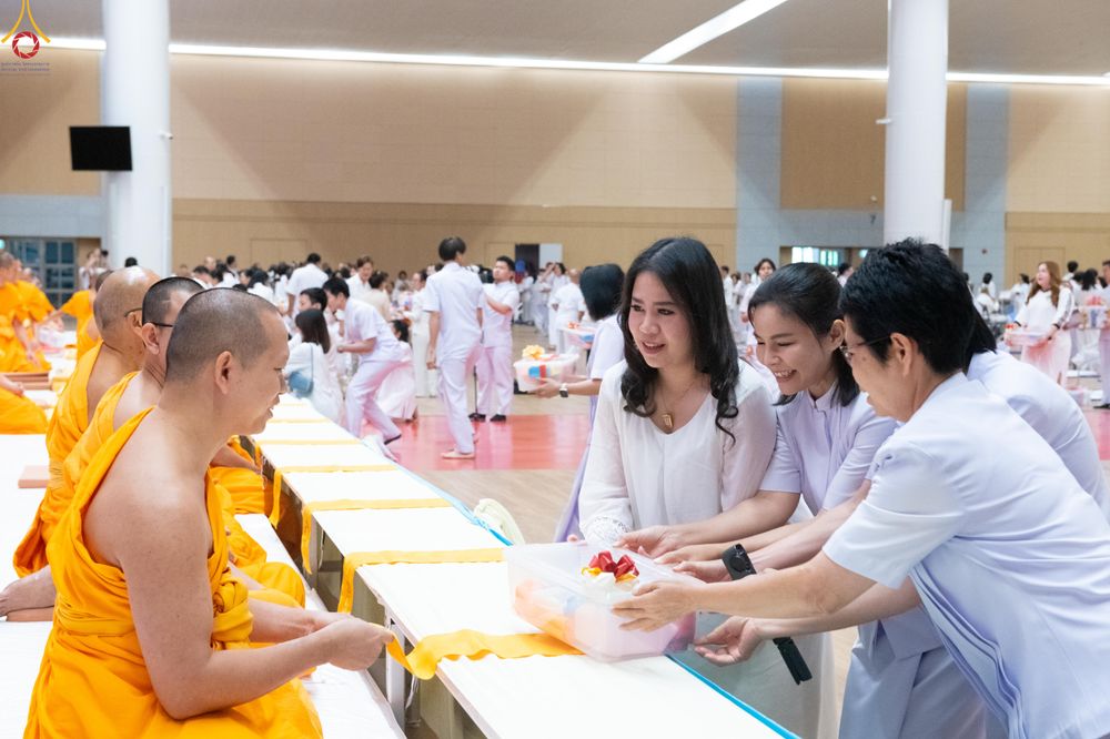 ภาพ No.280609:วันที่ 28 ธันวาคม พ.ศ.2568 พิธีถวายอุปกรณ์ทำความสะอาด ณ ห้องแก้วสารพัดนึก วัดพระธรรมกาย