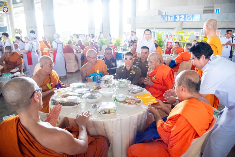 ภาพ No.325858:วันที่ 22 เมษายน พ.ศ.2569(วันคุ้มครองโลก) งานถวายมหาสังฆทาน 40,000 กว่าวัดทั่วประเทศ เจ้าหน้าที่ สาธุชน ร่วมใจจัดเตรียมภัตตาหารเพล (ชุด 2)