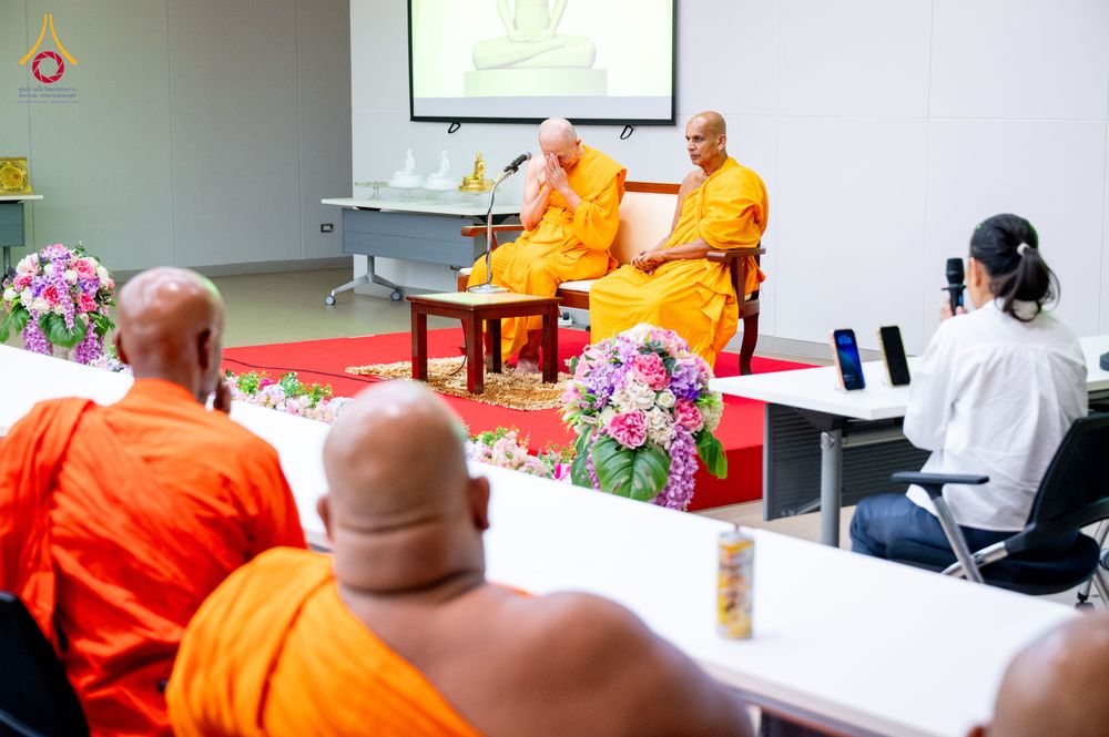 ภาพ No.323360:หลวงพ่อทัตตชีโว รองเจ้าอาวาสวัดพระธรรมกาย ถวายการต้อนรับปฏิสันถารคณะสงฆ์จากประเทศศรีลังกา