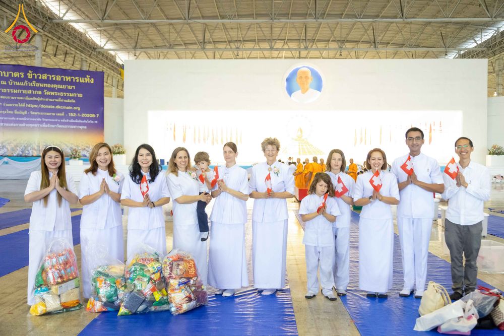 ภาพ No.308287:วันที่ 1  กุมภาพันธ์ พ.ศ. 2569 พิธีตักบาตรข้าวสารอาหารแห้ง ณ บ้านแก้วเรือนทองคุณยาย สภาธรรมกายสากล วัดพระธรรมกาย