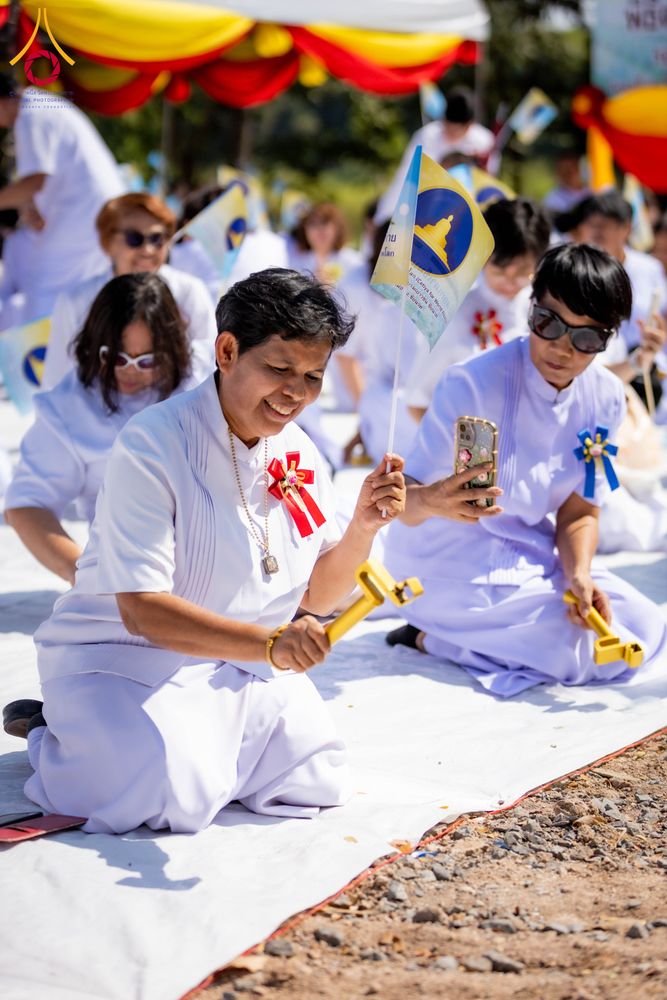 ภาพ No.285829:วันพุธที่ 10 ธันวาคม พ.ศ.2568  พิธีตอกเสาเข็มมงคลต้นสุดท้าย รองรับองค์พระเจดีย์เพื่อสร้างสันติภาพโลก ณ ศูนย์ปฏิบัติธรรมและศูนย์อบรมเยาวชน ชัยนาท
