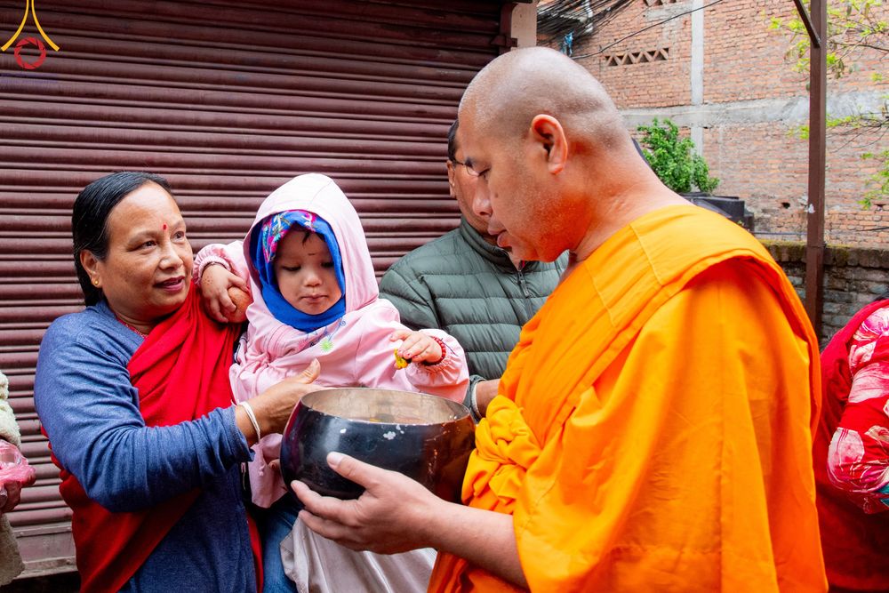 ภาพ No.317169:วันจันทร์ที่ 30 มีนาคม พ.ศ.2569 จาริกบิณฑบาตสยมภูนาทสู่พระราชวังหนุมานโดกา ประเทศเนปาล