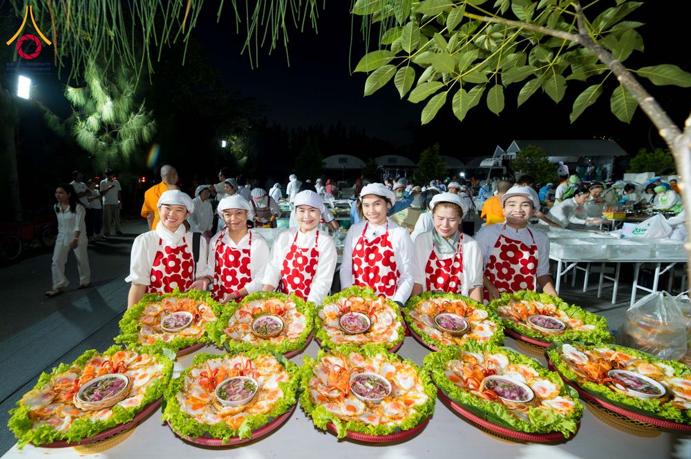 ภาพ No.287953:วันที่ 4 มกราคม พ.ศ. 2569 พิธีถวายภัตตาหารเป็นสังฆทาน แด่พระธรรมยาตรา ในโครงการธรรมยาตรา กตัญญูบูชา มหาปูชนียาจารย์ พระมงคลเทพมุนี(สด จนฺทสโร) พระผู้ปราบมาร อนุสรณ์สถาน 7 แห่ง ปีที่ 14 ณ อนุสรณ์สถานมหาวิหารพระมงคลเทพมุนี (โลตัสแลนด์) อ.สองพี่น้อง จ.สุพรร