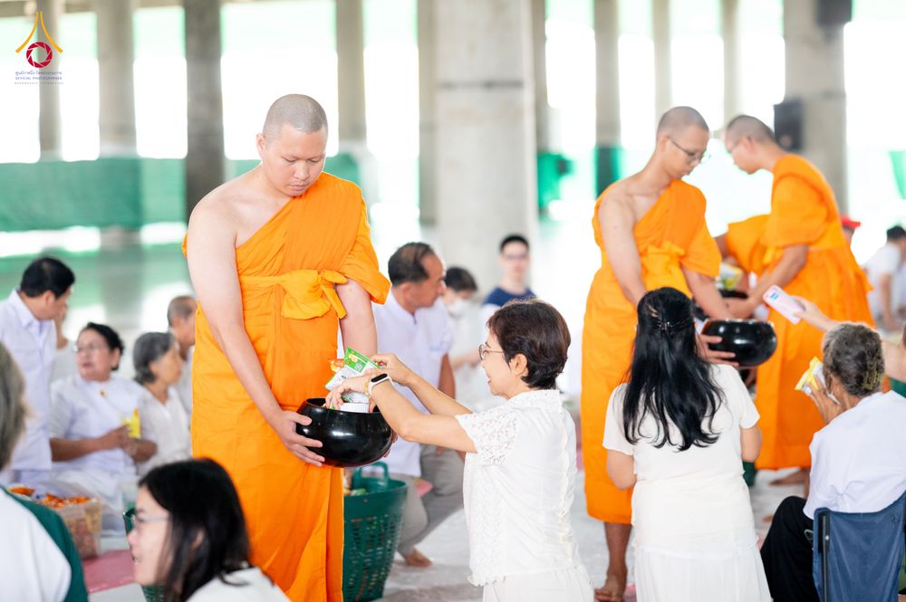 ภาพ No.336100:วันที่ 20 มิถุนายน พ.ศ. 2569 พิธีตักบาตรฉลองพระใหม่ โครงการอุปสมบทธรรมทายาทอุดมศึกษา รุ่นที่ 53