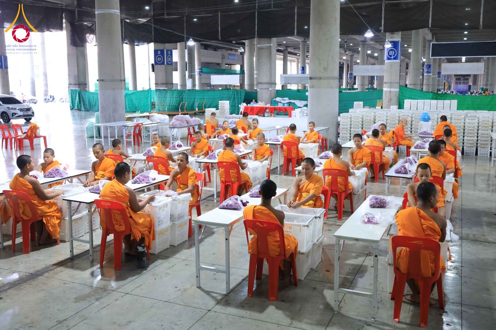 ภาพ No.303239:วันที่ 15-21 มกราคม พ.ศ.2569 ปลิดกลีบดอกเบญจทรัพย์ เพื่อโปรยต้อนรับพระธรรมยาตรา ในโครงการธรรมยาตรา กตัญญูบูชา มหาปูชนียาจารย์ พระมงคลเทพมุนี(สด จนฺทสโร) พระผู้ปราบมาร อนุสรณ์สถาน 7 แห่ง ปีที่ 14 ณ วิหารคด วัดพระธรรมกาย