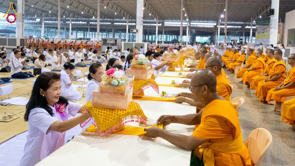 ภาพ No.303545:วันที่ 27 มกราคม พ.ศ. 2569 พิธีถวายภัตตาหารเป็นสังฆทาน แด่พระธรรมยาตรา ณ วัดพระธรรมกาย  จังหวัดปทุมธานี ในโครงการธรรมยาตรา กตัญญูบูชา มหาปูชนียาจารย์ พระมงคลเทพมุนี(สด จนฺทสโร) พระผู้ปราบมาร อนุสรณ์สถาน 7 แห่ง ปีที่ 14