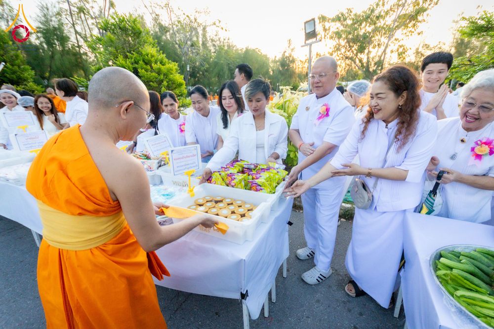 ภาพ No.288099:วันที่ 4 มกราคม พ.ศ. 2569 พิธีถวายภัตตาหารเป็นสังฆทาน แด่พระธรรมยาตรา ในโครงการธรรมยาตรา กตัญญูบูชา มหาปูชนียาจารย์ พระมงคลเทพมุนี(สด จนฺทสโร) พระผู้ปราบมาร อนุสรณ์สถาน 7 แห่ง ปีที่ 14 ณ อนุสรณ์สถานมหาวิหารพระมงคลเทพมุนี (โลตัสแลนด์) อ.สองพี่น้อง จ.สุพรร