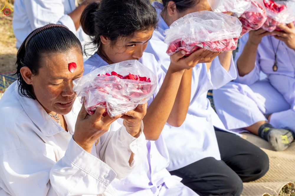 ภาพ No.287698:วันที่ 3 มกราคม พ.ศ. 2569 พิธีต้อนรับพระธรรมยาตรา ครั้งที่ 2 (ภาพชุดที่ 2) ในโครงการธรรมยาตรา กตัญญูบูชา มหาปูชนียาจารย์ พระมงคลเทพมุนี(สด จนฺทสโร) พระผู้ปราบมาร อนุสรณ์สถาน 7 แห่ง ปีที่ 14 ณ อนุสรณ์สถานมหาวิหารพระมงคลเทพมุนี (โลตัสแลนด์) อ.สองพี่น้อง จ.