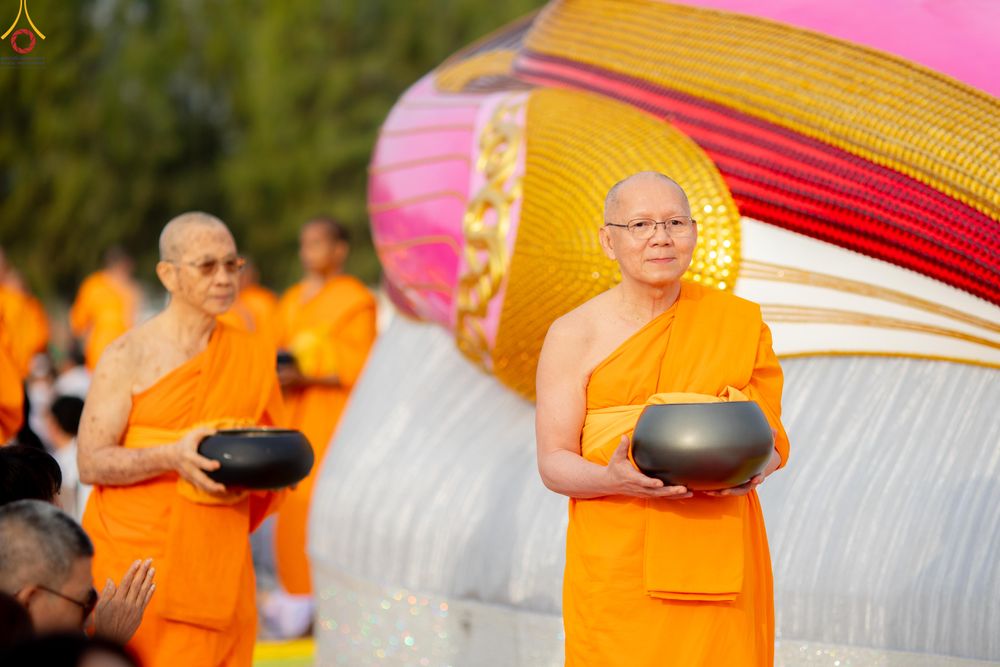 ภาพ No.302628:วันที่ 24 มกราคม พ.ศ. 2569 พิธีตักบาตรพระธรรมยาตรา(ภาพชุดที่ 2) ณ อนุสรณ์สถานลำดับที่ 5 สถานที่เผยแผ่วิชชาธรรมกายครั้งแรก อนุสรณ์สถานบางปลา วัดบางปลา อำเภอบางเลน จังหวัดนครปฐม ในโครงการธรรมยาตรา กตัญญูบูชา มหาปูชนียาจารย์ พระมงคลเทพมุนี(สด จนฺทสโร) พระผู