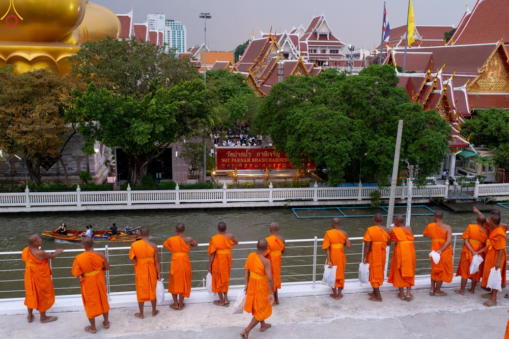 ภาพ No.300096:วันที่ 22 มกราคม พ.ศ.2569 พระธรรมยาตราปฏิบัติธรรม และถ่ายภาพหมู่ประวัติศาสตร์ ณ อาคารธรรมยาตรา กตัญญูบูชามหาปูชนียาจารย์  ตรงข้ามวัดปากน้ำภาษีเจริญ จ.กรุงเทพมหานคร ในโครงการธรรมยาตรา กตัญญูบูชา มหาปูชนียาจารย์ พระมงคลเทพมุนี(สด จนฺทสโร) พระผู้ปราบมาร อนุ