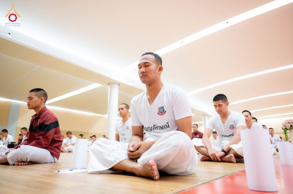 กลุ่มนักเรียนนายสิบตำรวจนั่งสมาธิในอาคารปฏิบัติธรรม