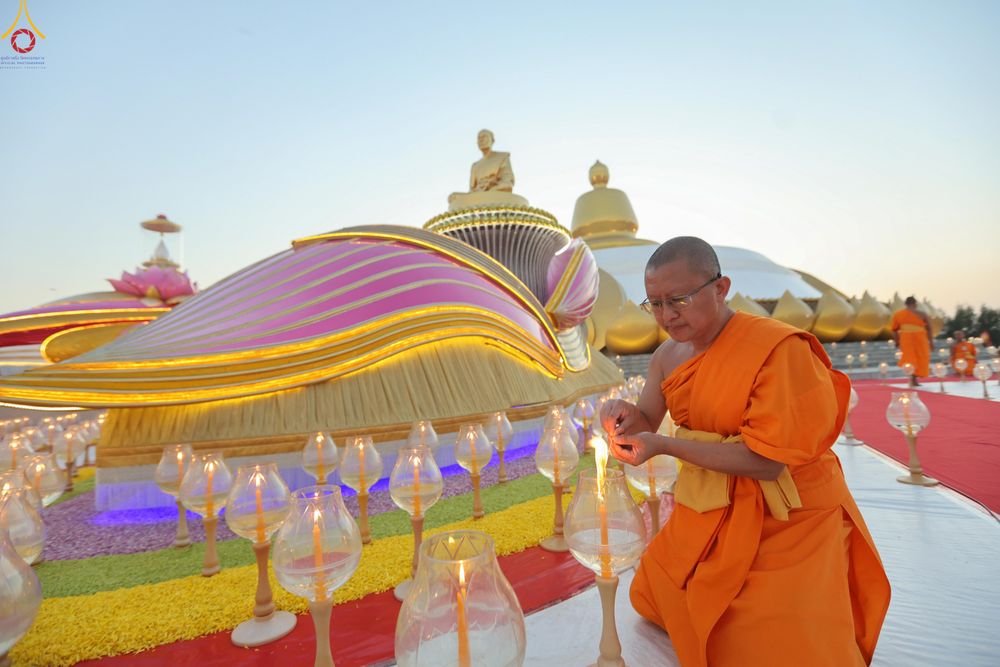 ภาพ No.302179:วันที่ 23 มกราคม พ.ศ. 2569 พิธีจุดประทีปธรรมถวายเป็นพุทธบูชา (ภาพชุดที่ 2) และบูชาธรรมมหาปูชนียาจารย์  ณ อนุสรณ์สถานลำดับที่ 5 สถานที่เผยแผ่วิชชาธรรมกายครั้งแรก อนุสรณ์สถานบางปลา วัดบางปลา อำเภอบางเลน จังหวัดนครปฐม ในโครงการธรรมยาตรา กตัญญูบูชา มหาปูชนีย