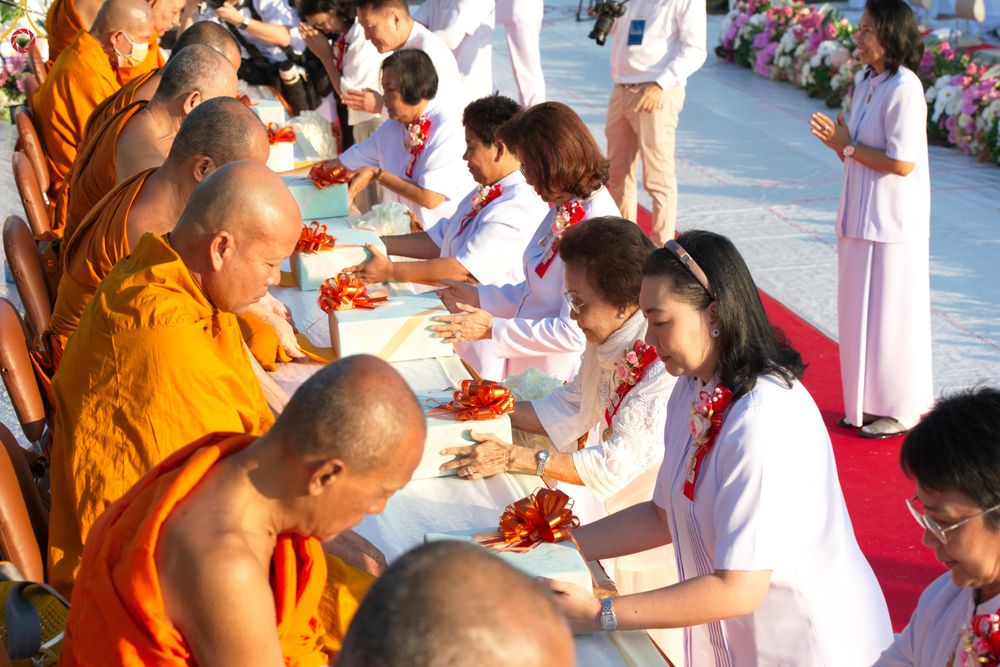 ภาพ No.282642:วันเสาร์ที่ 20 ธันวาคม พ.ศ.2568 พิธีตักบาตรพระ 10,000 รูป (ชุด 2) เนื่องในโอกาส 194 ปี จังหวัดกาญจนบุรี และอุทิศส่วนกุศลให้แด่บรรพชนทั้งหลาย บริเวณถนนสองแคว (Skywalk) เมืองกาญจนบุรี