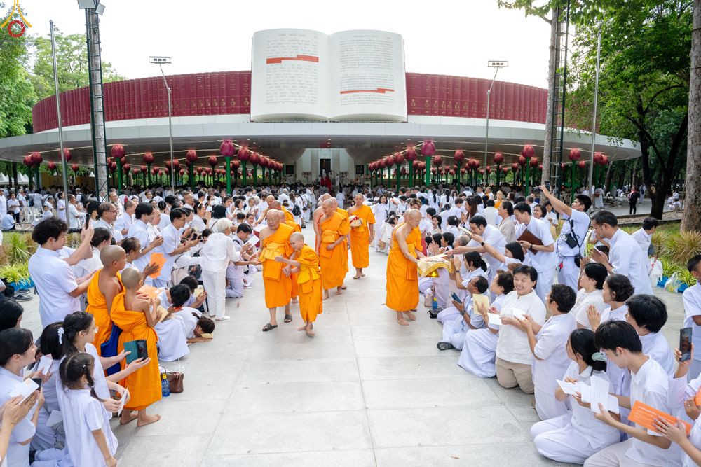 ภาพ No.330887:วันวิสาขบูชา อาทิตย์ที่ 31 พฤษภาคม พ.ศ.2569 พิธีบรรพชาสามเณรอุบาสก 11 ท่าน , พิธีถวายบาตรผ้าไตร และจตุปัจจัยไทยธรรม แด่สามเณร , พิธีอุปสมบทอุทิศชีวิต , พิธีกล่าวคำกัปปิยภัณฑ์  ณ อุโบสถพระไตรปิฎก วัดพระธรรมกาย จังหวัดปทุมธานี