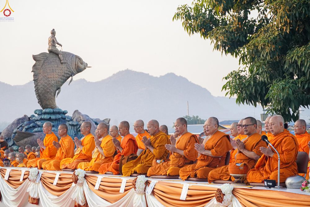 ภาพ No.282608:วันเสาร์ที่ 20 ธันวาคม พ.ศ.2568 พิธีตักบาตรพระ 10,000 รูป (ชุด 2) เนื่องในโอกาส 194 ปี จังหวัดกาญจนบุรี และอุทิศส่วนกุศลให้แด่บรรพชนทั้งหลาย บริเวณถนนสองแคว (Skywalk) เมืองกาญจนบุรี