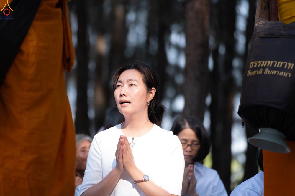 ภาพ No.292810:วันที่ 11 มกราคม พ.ศ. 2569 พิธีต้อนรับพระธรรมยาตรา ณ อนุสรณ์สถานลำดับที่ 3 สถานที่เกิดในเพศสมณะ วัดสองพี่น้อง อำเภอสองพี่น้อง จังหวัดสุพรรณบุรี ในโครงการธรรมยาตรา กตัญญูบูชา มหาปูชนียาจารย์ พระมงคลเทพมุนี(สด จนฺทสโร) พระผู้ปราบมาร อนุสรณ์สถาน 7 แห่ง ปีที