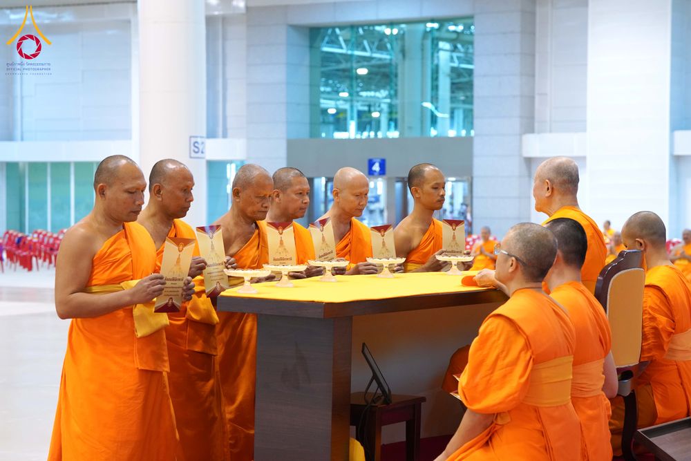 ภาพ No.284858:วันอาทิตย์ที่ 14 ธันวาคม พ.ศ.2568  พิธีปฏิบัติธรรม พิธีถวายภัตตาหารเป็นสังฆทาน พิธีมอบต้นสมบัติจักรพรรดิ ถวายแด่เจ้าอาวาสและประธานสงฆ์ 236 ศูนย์ส่งเสริมศีลธรรมทั่วโลก ณ สภาธรรมกายสากล วัดพระธรรมกาย