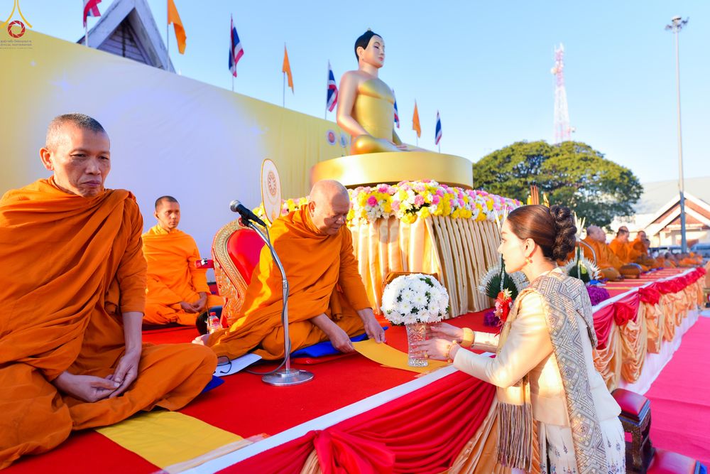 ภาพ No.280200:วันอังคารที่ ๓๐ ธันวาคม พ.ศ. ๒๕๖๘ พิธีตักบาตรพระ ๑,๐๖๙ รูป จังหวัดกาฬสินธุ์   ณ บริเวณสนามหน้าศาลากลาง จังหวัดกาฬสินธุ์ (หลังเก่า)