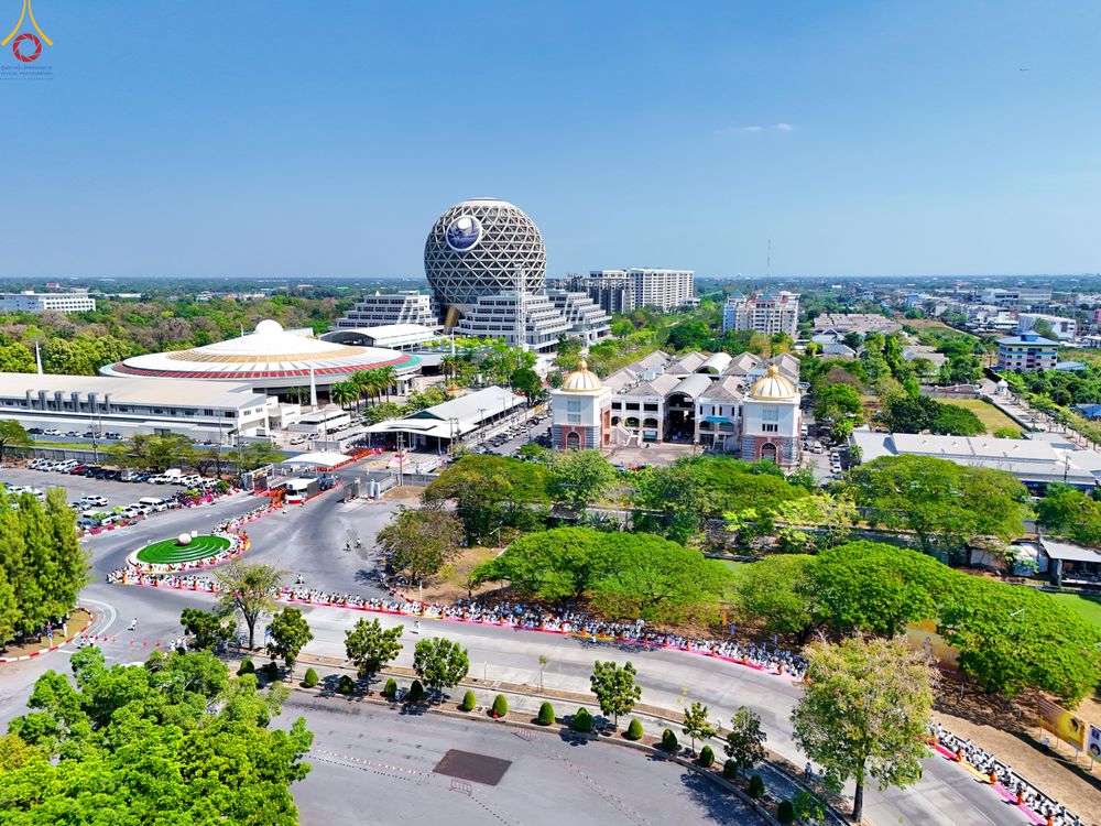 ภาพ No.304663:วันที่ 25 มกราคม พ.ศ. 2569 พิธีต้อนรับพระธรรมยาตรา (ภาพชุดที่ 2) รร.สามัคคีราษฏร์บำรุง-วัดพระธรรมกาย ในโครงการธรรมยาตรา กตัญญูบูชา มหาปูชนียาจารย์ พระมงคลเทพมุนี(สด จนฺทสโร) พระผู้ปราบมาร อนุสรณ์สถาน 7 แห่ง ปีที่ 14