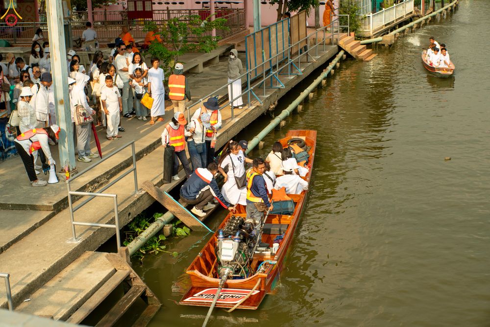 ภาพ No.296790:วันที่ 17 มกราคม พ.ศ. 2569 พิธีจุดประทีปถวายเป็นพุทธบูชา และบูชาธรรมมหาปูชนียาจารย์  ณ วัดโบสถ์บน ต.บางคูเวียง จ.นนทบุรี อนุสรณ์สถานลำดับที่ 4 สถานที่เกิดด้วยกายธรรม ในโครงการธรรมยาตรา กตัญญูบูชา มหาปูชนียาจารย์ พระมงคลเทพมุนี(สด จนฺทสโร) พระผู้ปราบมาร อ