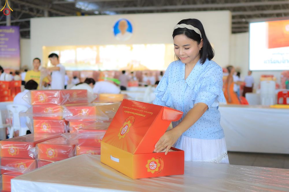 ภาพ No.322021:วันที่ 12 -13 เมษายน พ.ศ.2569 การเตรียมกล่องไทยธรรม + การขนย้ายเก้าอี้ เพื่องานถวายมหาสังฆทาน 40,000 กว่าวัดทั่วประเทศ วันคุ้มครองโลก 22 เมษายน พ.ศ.2569 วัดพระธรรมกาย