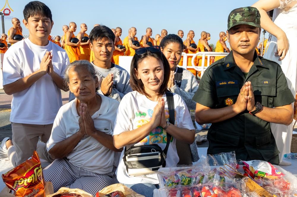 ภาพ No.282719:วันเสาร์ที่ 20 ธันวาคม พ.ศ.2568 พิธีตักบาตรพระ 10,000 รูป (ชุด 2) เนื่องในโอกาส 194 ปี จังหวัดกาญจนบุรี และอุทิศส่วนกุศลให้แด่บรรพชนทั้งหลาย บริเวณถนนสองแคว (Skywalk) เมืองกาญจนบุรี