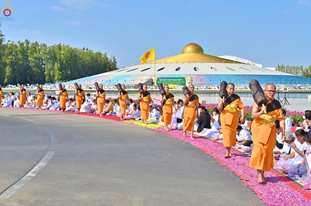 ภาพ No.304783:วันที่ 25 มกราคม พ.ศ. 2569 พิธีต้อนรับพระธรรมยาตรา (ภาพชุดที่ 2) รร.สามัคคีราษฏร์บำรุง-วัดพระธรรมกาย ในโครงการธรรมยาตรา กตัญญูบูชา มหาปูชนียาจารย์ พระมงคลเทพมุนี(สด จนฺทสโร) พระผู้ปราบมาร อนุสรณ์สถาน 7 แห่ง ปีที่ 14