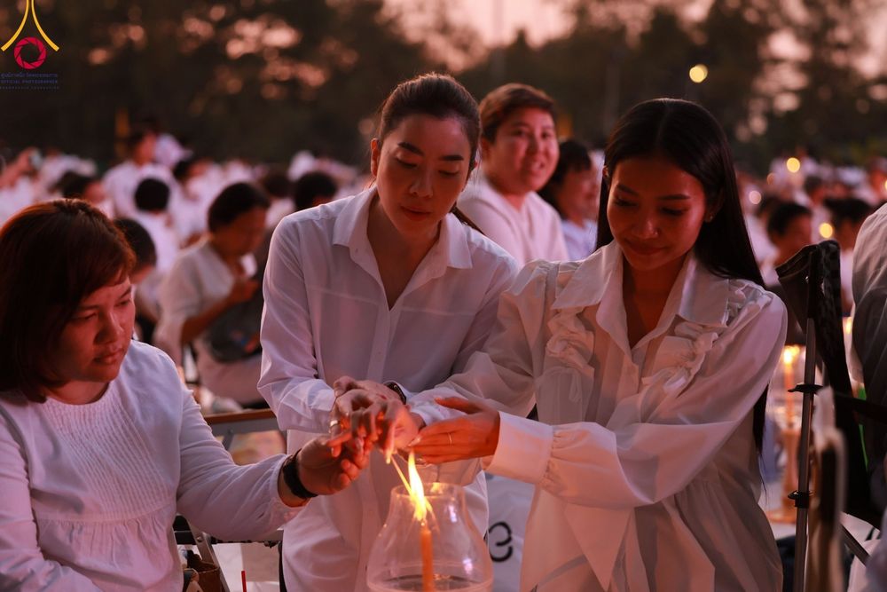 ภาพ No.109668:พิธีจุดประทีปถวายเป็นพุทธบูชา และบูชาธรรมมหาปูชนียาจารย์ วันที่ 10 มกราคม พ.ศ. 2567 ณ อนุสรณ์สถานคลองบางนางแท่น อ.สามพราน จ.นครปฐม