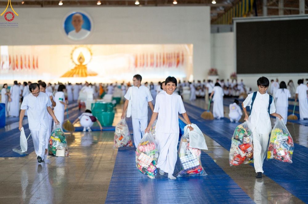 ภาพ No.159023:พิธีตักบาตร ในวันอาทิตย์ต้นเดือน วันที่ 6 ตุลาคม พ.ศ. 2567 ณ สภาธรรมกายสากล วัดพระธรรมกาย
