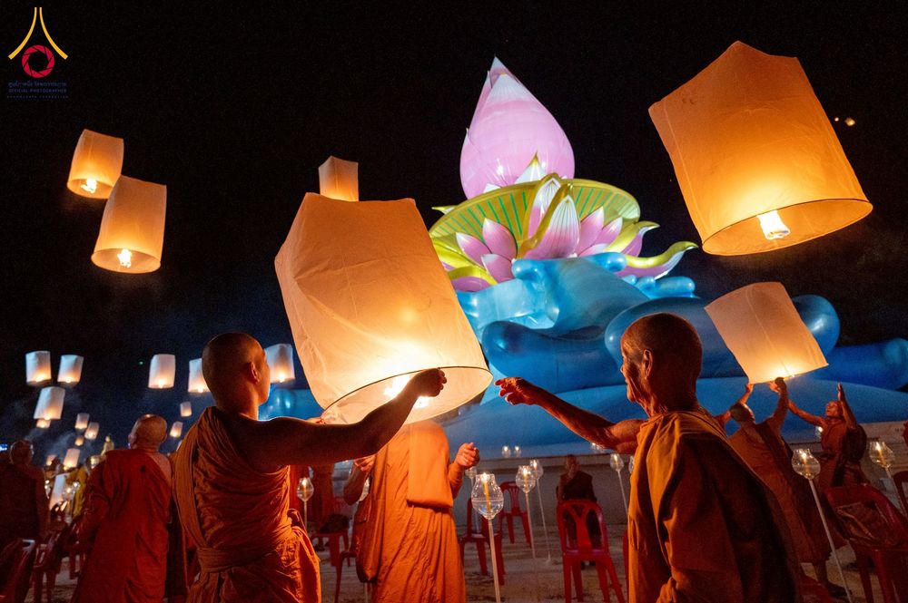 ภาพ No.266195:วันพุธที่ 5 พฤศจิกายน พ.ศ. 2568 (วันพระ ขึ้น 15 ค่ำ เดือน 12) พิธีจุดประทีปโคมลาน, โคมลอย และลอยกระทง ถวายประทีปเป็นพุทธบูชา สร้างความสว่างไสวให้กับแผ่นดินด้วยแสงธรรม ณ พุทธอุทยานนานาชาติ จังหวัดหนองคาย