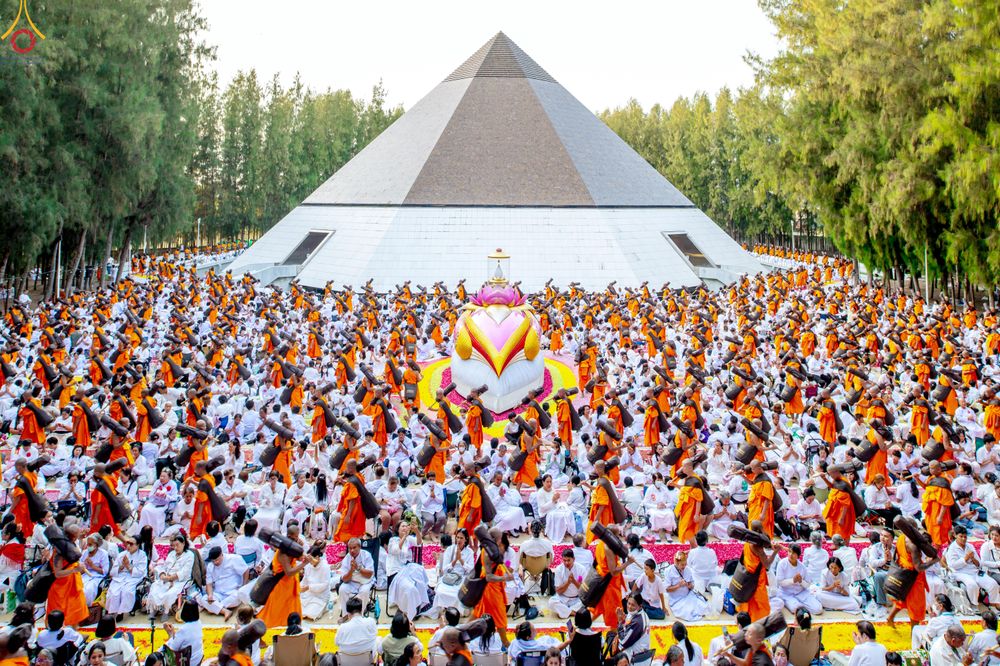 ภาพ No.287889:วันที่ 3 มกราคม พ.ศ. 2569 พิธีต้อนรับพระธรรมยาตรา ครั้งที่ 2 (ภาพชุดที่ 2) ในโครงการธรรมยาตรา กตัญญูบูชา มหาปูชนียาจารย์ พระมงคลเทพมุนี(สด จนฺทสโร) พระผู้ปราบมาร อนุสรณ์สถาน 7 แห่ง ปีที่ 14 ณ อนุสรณ์สถานมหาวิหารพระมงคลเทพมุนี (โลตัสแลนด์) อ.สองพี่น้อง จ.