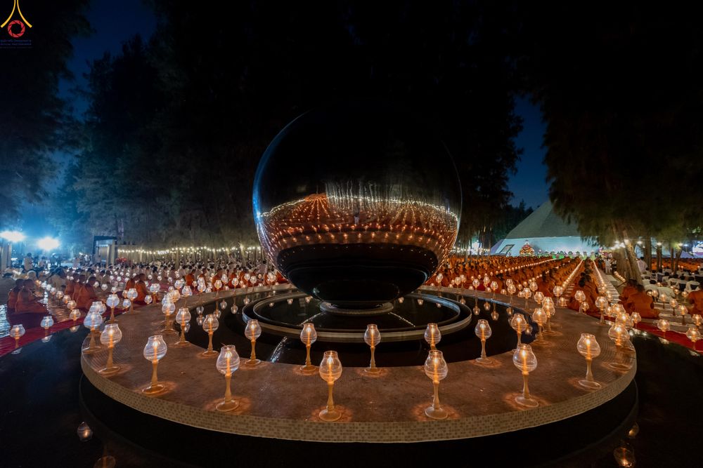 ภาพ No.290189:วันที่ 6 มกราคม พ.ศ. 2569 พิธีจุดประทีปถวายเป็นพุทธบูชา และบูชาธรรมมหาปูชนียาจารย์ (ภาพชุดที่ 2) ณ อนุสรณ์สถานมหาวิหารพระมงคลเทพมุนี (โลตัสแลนด์) อ.สองพี่น้อง จ.สุพรรณบุรี ในโครงการธรรมยาตรา กตัญญูบูชา มหาปูชนียาจารย์ พระมงคลเทพมุนี(สด จนฺทสโร) พระผู้ปรา