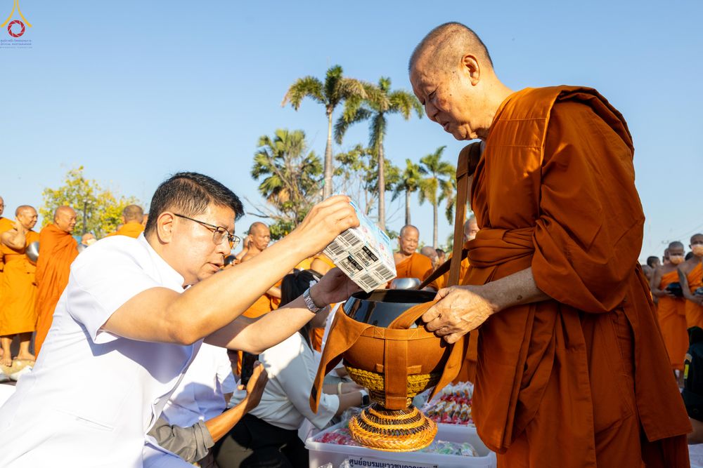 ภาพ No.282701:วันเสาร์ที่ 20 ธันวาคม พ.ศ.2568 พิธีตักบาตรพระ 10,000 รูป (ชุด 2) เนื่องในโอกาส 194 ปี จังหวัดกาญจนบุรี และอุทิศส่วนกุศลให้แด่บรรพชนทั้งหลาย บริเวณถนนสองแคว (Skywalk) เมืองกาญจนบุรี