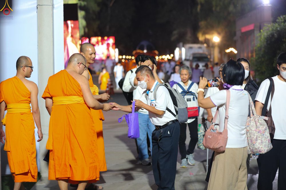 ภาพ No.301570:ภาพเบื้องหลังอาสาสมัครรวมใจ ชุดที่ 4 ในโครงการธรรมยาตรา กตัญญูบูชา มหาปูชนียาจารย์ พระมงคลเทพมุนี(สด จนฺทสโร) พระผู้ปราบมาร อนุสรณ์สถาน 7 แห่ง ปีที่ 14