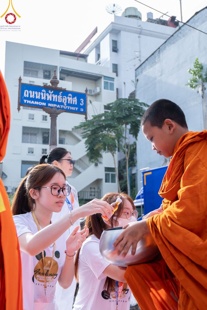 ภาพ No.343216:วันอาทิตย์ที่ 16 สิงหาคม พ.ศ.2569 พิธีตักบาตรพระ 10,000 รูป นานาชาติ ปีที่ 23 คณะสงฆ์ 4 ประเทศ 14 จังหวัดภาคใต้ น้อมถวายเป็นพุทธบูชา ทำบุญเพื่อแม่- พ่อ ณ ถนนนิพัทธ์อุทิศ 3 อ.หาดใหญ่ จ.สงขลา